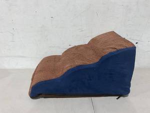 lot 510 image: Blue and Brown 3 Steps for Pets