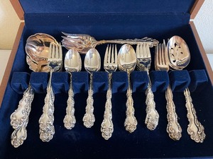 Oneida Vintage Flatware set with storage box 74 pieces Beethoven Pattern