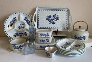Pfaltzgraff Yorktowne Enamel and Melamine Lot 17 pieces