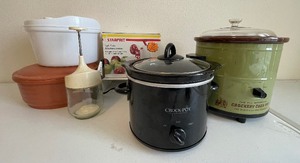 Kitchen Accessories and Crock Pot lot of 6