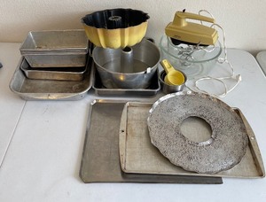 Assorted Baking Lot Pans, Bowls, Mixer 21pc total