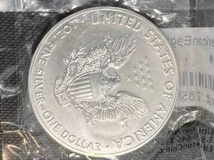 lot 62 image: 2018 AMERICAN SILVER EAGLE 1 TROY OZ .999 FINE SILVER UNC AND SEALED