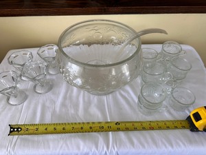 lot 66 image: Vintage Punch Bowl and Punch Glass Set and 4 ParfaitSundae Dishes