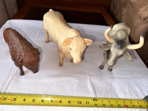 lot 14 image: Vintage Breyer Plastic 1980s White Bull and Bull, and Wood Bison Figurines