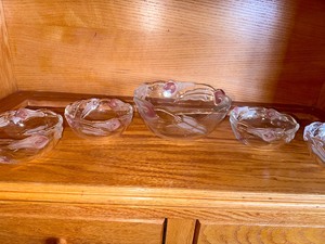 lot 23 image: Mikasa Mayfair Pink Calla Lily Glass Serving Bowls