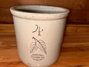 lot 25 image: Antique Redwing Union Stoneware 4 Gallon Crock Pot and Smaller Crock
