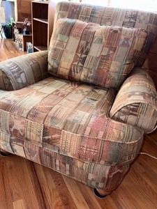 lot 26 image: Upholstered Chair