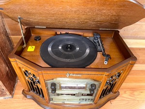 lot 33 image: Vintage Emerson Multimedia Tabletop Player