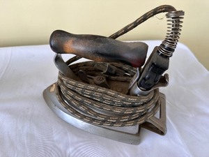 lot 60 image: Vintage Electric Iron
