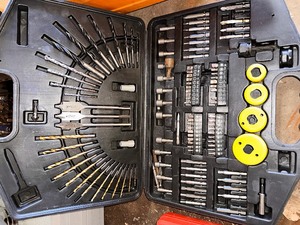 lot 211 image: Pillar Drill Machine and Drill Set