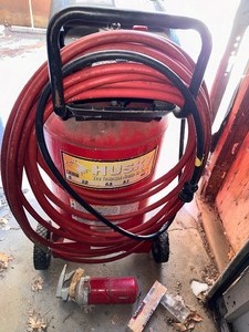 lot 226 image: Husky 22 Gallon 5HP Vertical Air Compressor