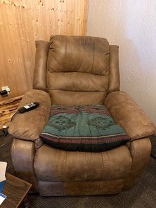 lot 135 image: Electric Lounge Chair that Lifts