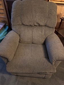 lot 137 image: Recliner Lounge Chair