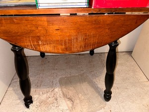 lot 163 image: Vintage Drop Leaf Round Table