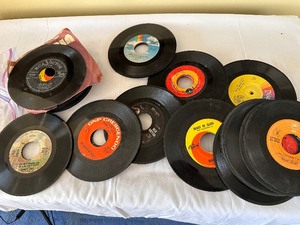 lot 85 image: Entire Lot of Vintage Vinyl 45s Records