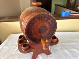 lot 96 image: Vintage Handmade Hand Carved Wood Wine Barrel with 6 Glasses