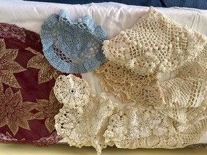 lot 105 image: Variety of Vintage Lace Doilies