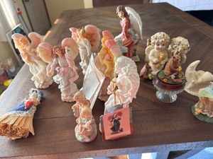 lot 107 image: Variety of Decorative Angels