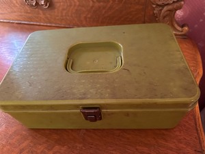 lot 123 image: Vintage Sewing Kit