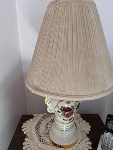 lot 125 image: Vintage Hand Painted Porcelain Gold Gilt Table Lamp