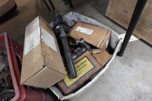 lot 424 image: Assorted Transmission Parts for 1939-46 Chevrolet Truck