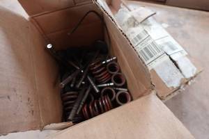 lot 302 image: Valves for GM Motors