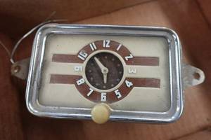 lot 238 image: Glove Box Door Clock for 1930s or 40s GM