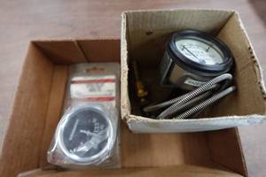 lot 209 image: Universal Gauges - Deere Water Temp
