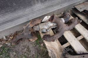 lot 477 image: Ram Horn Manifold for Chevy Small Block Motor