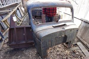 lot 537 image: Truck Cab Parts for 1939-40 Chevrolet Truck