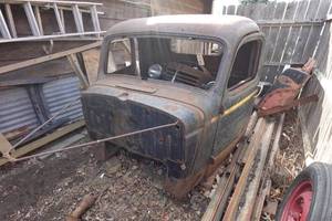 lot 501 image: 1939 Chevrolet Pickup Yard Art - Cab with Parts