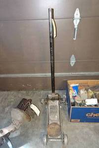 lot 438 image: 1-12 Ton Floor Jack