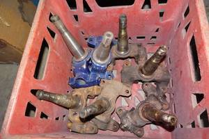 lot 442 image: Spindles for 1939-46 Chevrolet Truck