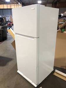 Vissani 18.0 cu. ft. Top Freezer Refrigerator in White MDTF18WH  Costumer Returns have damage on the side See pics