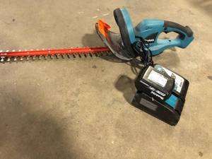Makita LXT 22 in. 18V Lithium-Ion Cordless Hedge Trimmer battery and Charger are include Customer Returns See Pictures