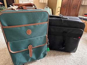 lot 17 image: 2 Vintage Suitcases