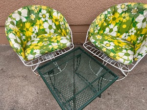 lot 211 image: Vintage Metal Patio Chairs and Green Table
