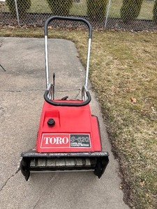 lot 214 image: Toro S-620 Electric Start Sno Thrower