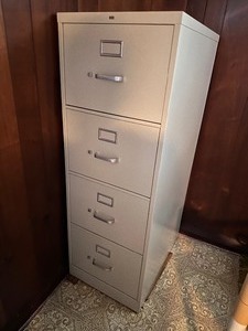 lot 130 image: 4 Drawer Metal File Cabinet