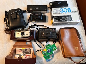 lot 82 image: Assorted 35MM Vintage Cameras