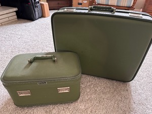 lot 18 image: Vintage Travel Case and Cosmetic Case