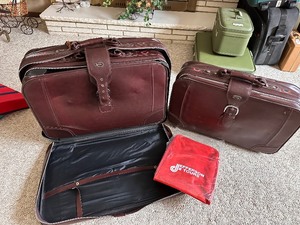 lot 19 image: Vintage Set of Suitcases