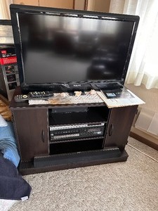 lot 39 image: 32 TV, VCR and 36 x 19 Stand