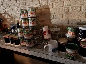 lot 210 image: Set of St Croix Yatch Club Plastic Tumblers, Vintage Retro 70s-80s Thermos Audrey St Tropez Tulips Glasses and Glass Juice Glasses