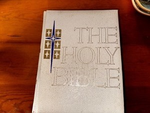 lot 181 image: Vintage The Holy Bible
