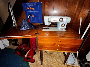 lot 149 image: Vintage Sewing Machine in Sewing Table