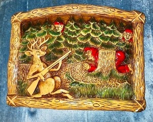 lot 172 image: Vintage Deer Holding Gun Hunting Cabin Decor Chalkware Plaque 10x 12