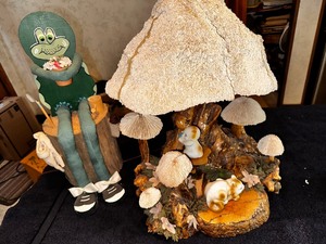 lot 122 image: Vintage 1960s Magic Coral Incredible Mushroom Table Lamp by the Magic Mushroom Lamp Co and Frog Table Decor