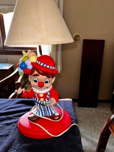 lot 137 image: Vintage Ceramic Painted Clown Light