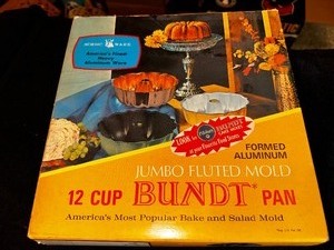 lot 138 image: Vintage 12 Cup Bundt Pan in Box